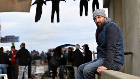 Colère des agriculteurs : Jérôme Bayle revient sur le blocage de l’A64, sept mois après l’événement Colère des agriculteurs : sept mois après, l'instigateur du blocage de l'A64 revient sur ce mouvement qui a embrasé le monde agricole en janvier 2024
En janvier, Jérôme Bayle, un éleveur des Pyrénées, était à l'origine d'un blocage de l'A64, avec des tracteurs et des bottes de paille. Ce fils d'un agriculteur s'étant donné la mort en 2015 se lançait dans un mouvement spontané, qui a pris une ampleur insoupçonnée.