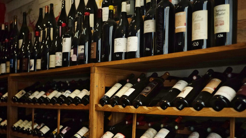 DIMANCHE : Un « kleptomane » français condamné avec sursis pour un vol massif de vin