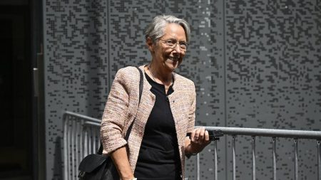 L'ancienne Première ministre Elisabeth Borne se déclare candidate à la tête du parti Renaissance