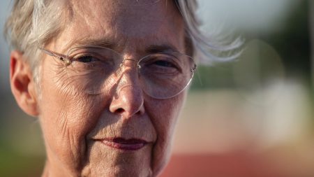 Pourquoi Élisabeth Borne est aujourd'hui candidate à la direction de Renaissance

          Élisabeth Borne annonce dans "Le Parisien" sa candidature à la tête du parti présidentiel. Le timing peut surprendre alors qu'il n'y a pas encore de gouvernement.