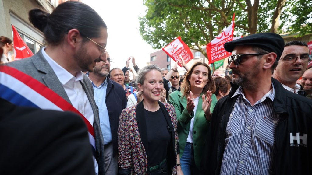 Réunion à l'Elysée : Lucie Castets veut "faire en sorte" qu'Emmanuel Macron "désigne enfin un gouvernement"