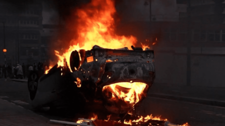 Émeutes au Royaume-Uni après une attaque au couteau Royaume-Uni : le pays en proie à des émeutes après une attaque au couteau