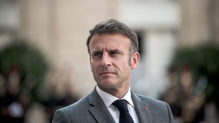 Emmanuel Macron cherche son futur Premier ministre : odeur de cohabitation et expérience requise "Odeur de cohabitation", "Quelqu'un qui a de la bouteille"... Emmanuel Macron toujours à la recherche du futur Premier ministre