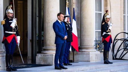 Emmanuel Macron prêt à accueillir tous ceux qui veulent servir l’intérêt supérieur du pays Recherche d'un nouveau gouvernement : Emmanuel Macron se dit prêt à recevoir "tous ceux qui veulent œuvrer pour l'intérêt supérieur du pays"