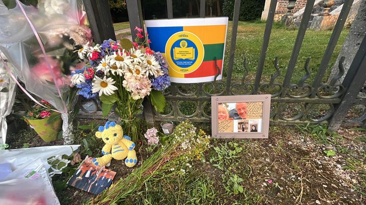 Hommage à Alain Delon avec des messages en diverses langues devant sa maison, à Douchy dans le Loiret, le 18 août 2024. (PHILIPPINE THIBAUDAULT / RADIO FRANCE)