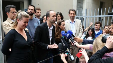 Nouveau gouvernement : La France Insoumise menace d'engager une procédure de destitution contre Emmanuel Macron
