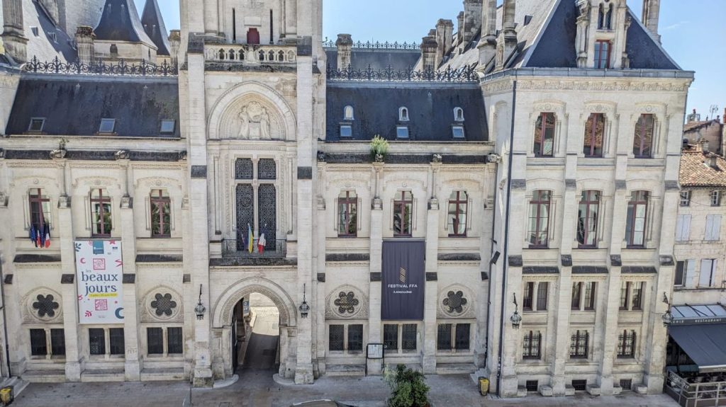 Mairie incendiée à Angoulême : le maire Xavier Bonnefont dénonce "un acte particulièrement odieux et condamnable"