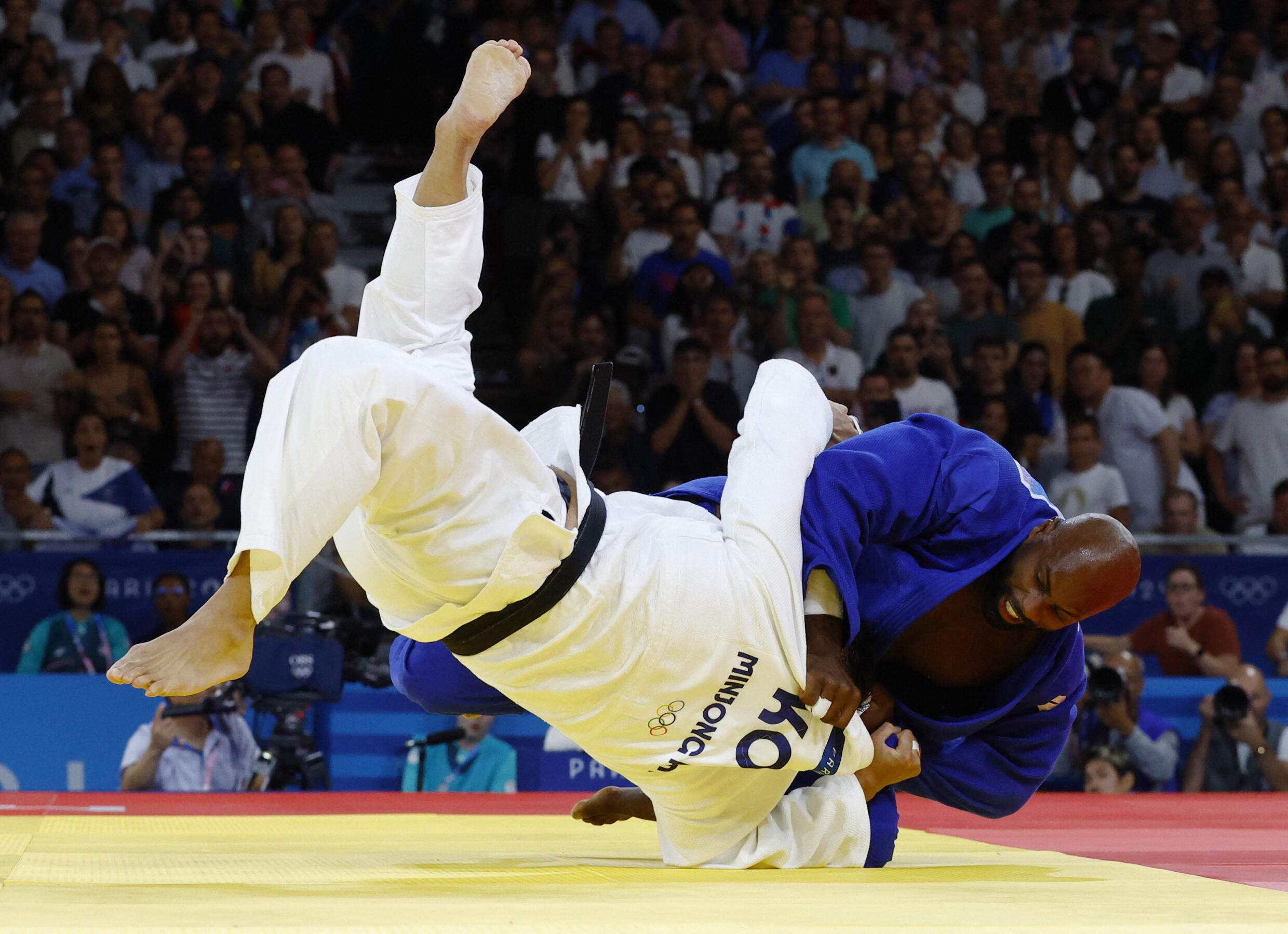 Teddy Riner de France en action contre Minjong Kim de Corée du Sud lors de la finale de judo hommes +100 kg à l'Arena du Champ-de-Mars, Paris, France, le 2 août 2024. 