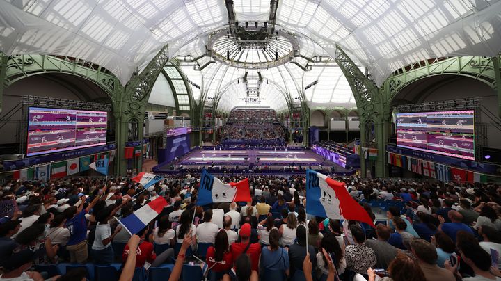 Les supporters français encouragent les escrimeurs lors des Jeux de Paris, sous la verrière du Grand Palais, le 28 juillet 2024. (AL BELLO / GETTY IMAGES EUROPE)