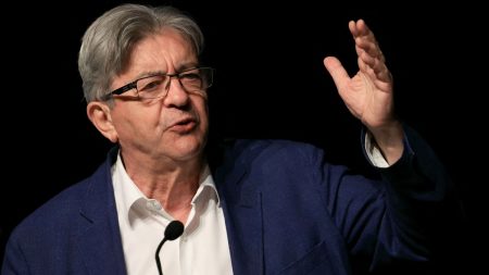 "Il faut faire bloc en face du racisme et de l’antisémitisme", déclare Jean-Luc Mélenchon après l'incendie devant la synagogue de la Grande-Motte