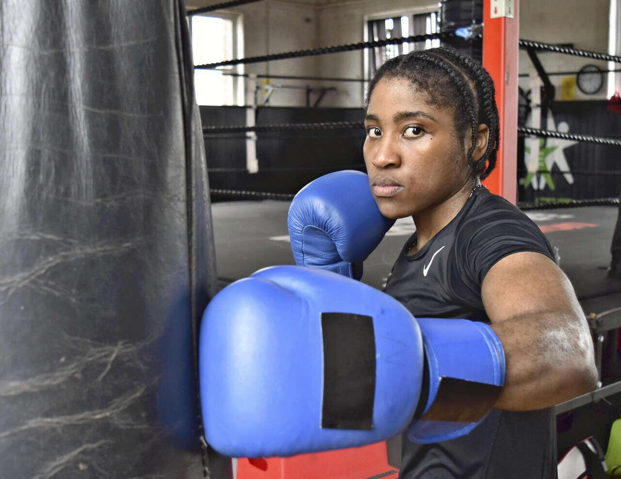 Cindy Ngamba à l'entraînement dans une salle de sport à Bolton, au Royaume-Uni, le 10 mai 2024.