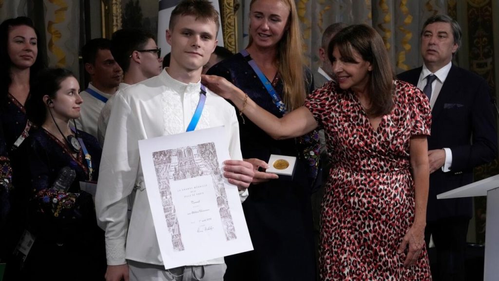 La maire de Paris, Hidalgo, rend hommage à l'équipe olympique ukrainienne en solidarité avec l'invasion russe