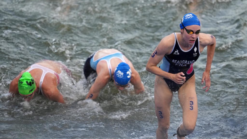 La qualité de l'eau de la Seine est suffisamment bonne pour permettre la tenue du relais triathlon comme prévu