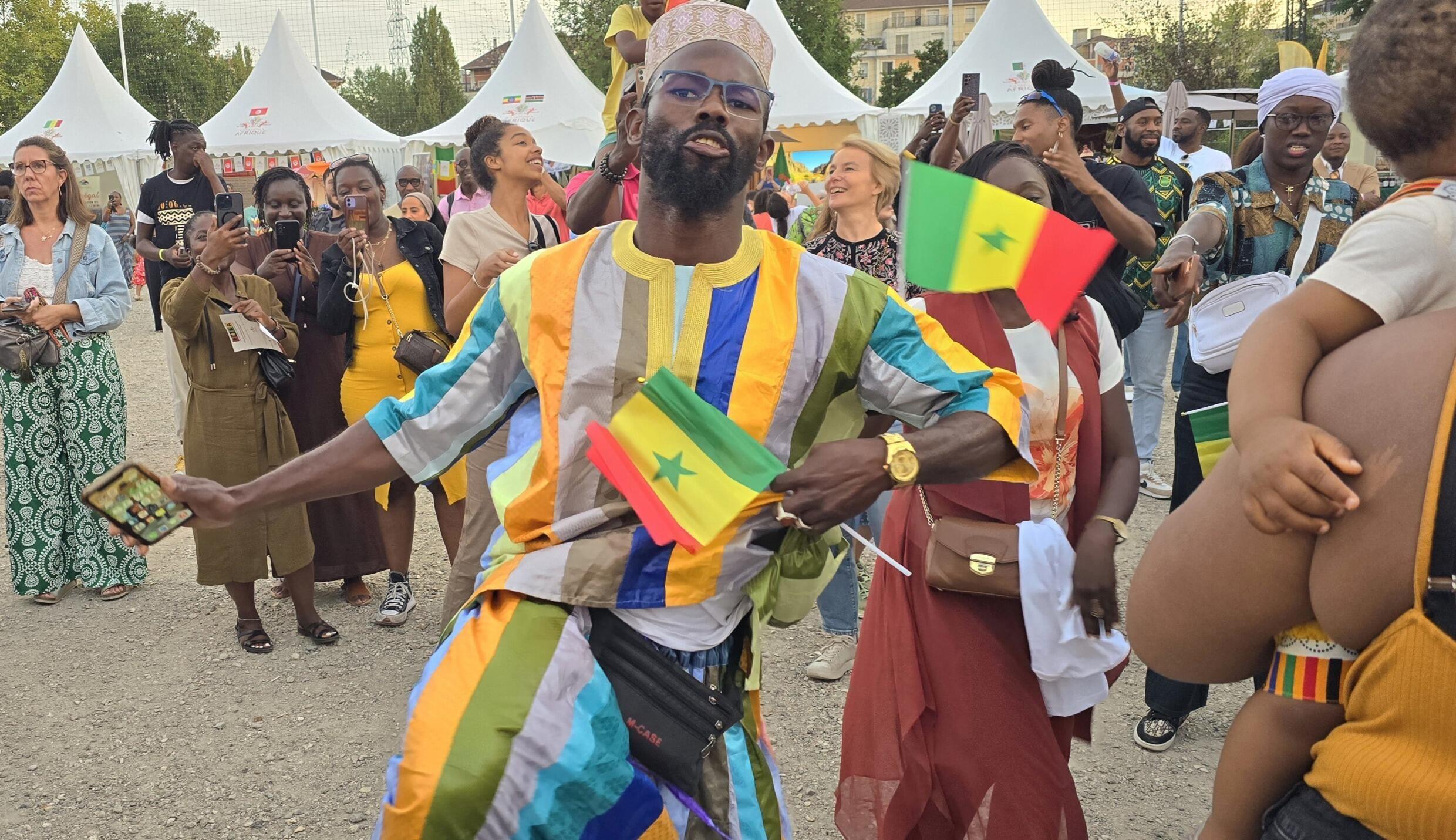 Abdou Touré fait partie des milliers de fans de Youssou N'Dour qui ont dansé le Mbalakh lors du concert live du musicien sénégalais pour les JO de Paris 2024.