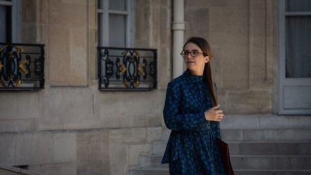 Législatives 2024 : Aurore Bergé plaide pour un « nouveau Premier ministre » capable de construire des compromis Législatives 2024 : la ministre Aurore Bergé plaide en faveur d'un "nouveau Premier ministre" qui sache "construire des compromis"