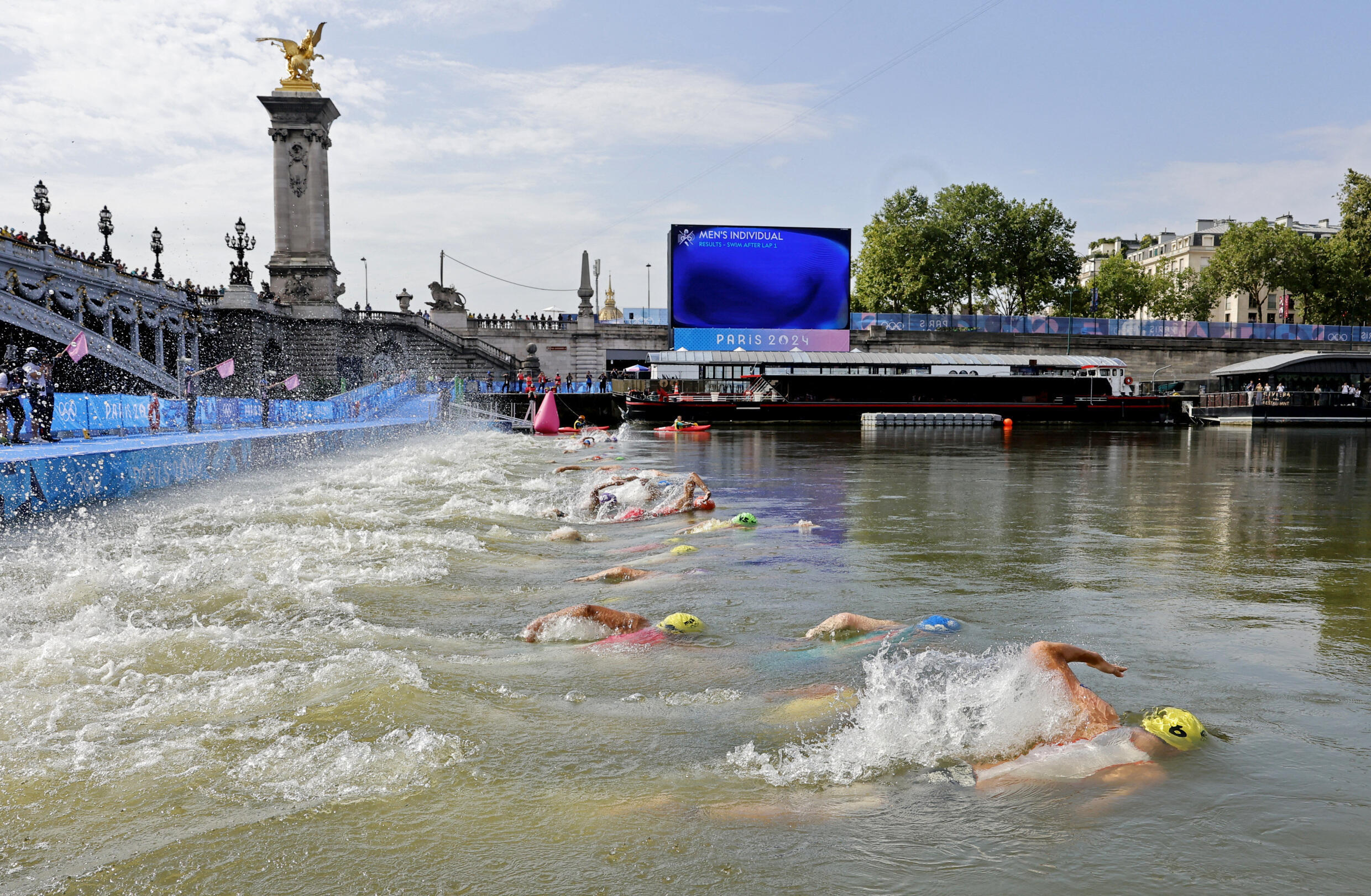 Vue générale après le départ de la course de natation du triathlon individuel masculin aux Jeux olympiques de Paris, le 31 juillet 2024.