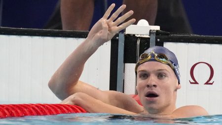 Léon Marchand ajoute une quatrième médaille d'or à son palmarès olympique en natation