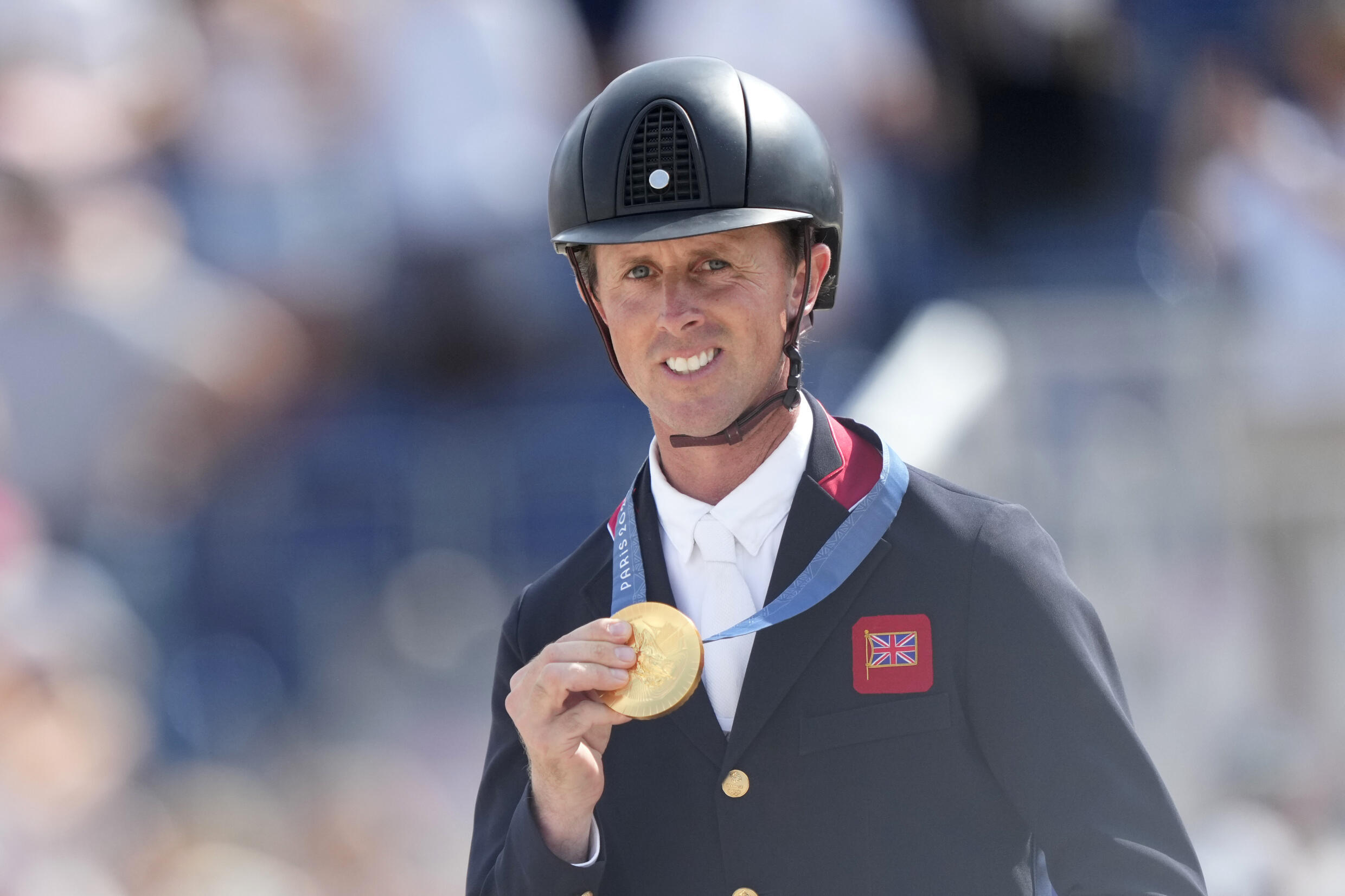 Le cavalier britannique Ben Maher a remporté l'or aux Jeux olympiques de 2024 dans l'épreuve de saut d'obstacles par équipes, 12 ans après avoir remporté la même médaille dans la même épreuve.