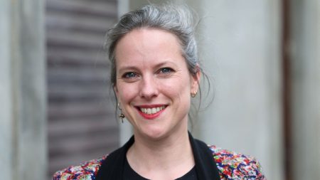 Lucie Castets active le terrain pendant qu’Emmanuel Macron retarde sa nomination gouvernementale. Lucie Castets occupe le terrain tandis qu'Emmanuel Macron prend son temps pour nommer un nouveau gouvernement