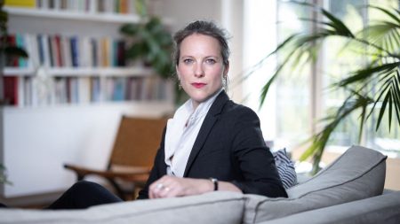 "Nous saurons trouver des accords sur nos sujets prioritaires" : Lucie Castets précise ses ambitions, avant son entretien avec Emmanuel Macron