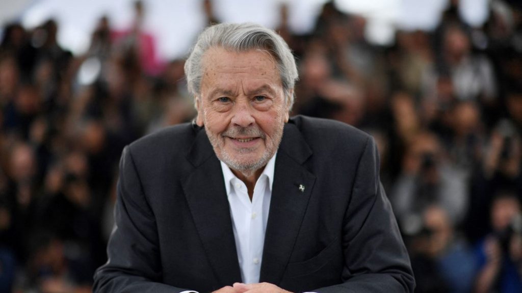 Vidéo




  

    
      
    
  
  Mort d'Alain Delon : retour sur la vie et le parcours d'un acteur qui a irradié le cinéma français pendant 50 ans