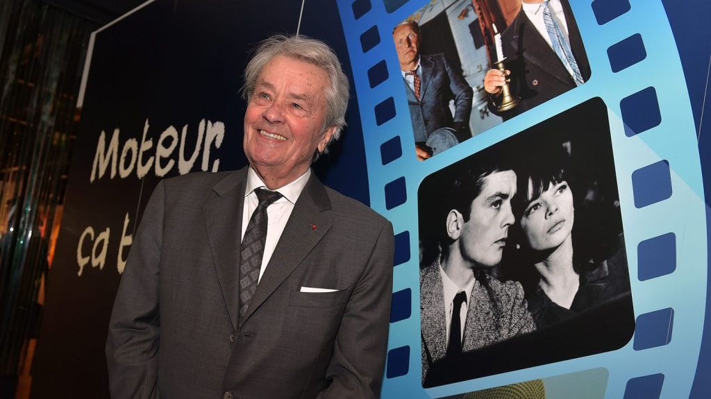 Mort d'Alain Delon : "C'est quelqu'un avec qui on a toujours vécu", se rappellent les cinéphiles parisiens