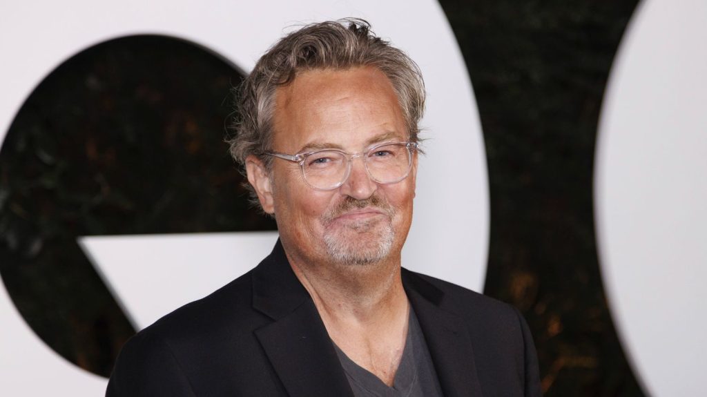 Mort de Matthew Perry : cinq personnes, dont deux médecins et son assistant personnel, poursuivies pour leur lien avec le décès de la star