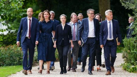 Nouveau Front populaire : consultations uniquement pour un gouvernement dirigé par Lucie Castets Consultations pour un Premier ministre : le Nouveau Front populaire ne retournera à l'Elysée que pour discuter d'un gouvernement mené par Lucie Castets