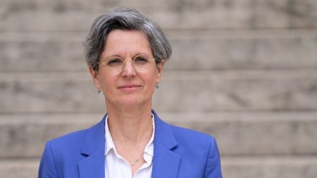 Pacte d’action : Sandrine Rousseau critique une politique inadaptée aux enjeux actuels "Pacte d'action" : "Cette politique par lettre interposée n'est pas à la hauteur de l'enjeu actuel", réagit la députée écologiste Sandrine Rousseau