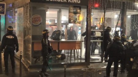 "Gilets jaunes" frappés dans un Burger King à Paris : le parquet de Paris requiert un procès contre neuf CRS