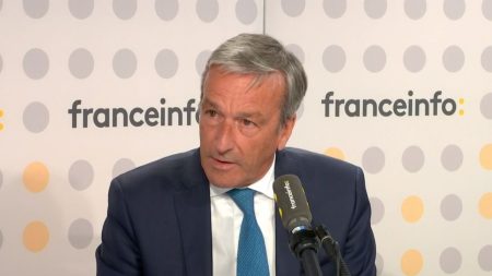 "Cette situation politique ne peut pas durer éternellement", dit le député Modem Philippe Vigier avant les échanges avec Emmanuel Macron