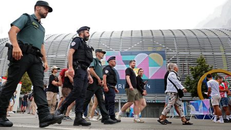 RN : Capitaliser sur les JO ultra sécurisés pour rebondir après les législatives Le RN tente de capitaliser sur des JO ultra sécurisés
Le Rassemblement national qui s’est fait plutôt discret depuis les législatives aurait-il trouvé une façon de rebondir en récupérant une partie des Jeux ? Certains élus tentent en tout cas de capitaliser sur des "JO ultra sécurisés".