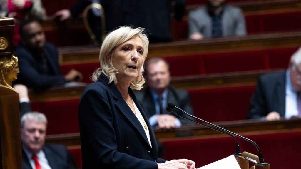 Édito



  

    
      
    
      

  

  
    Le RN ostracisé par ses adversaires, mais incontournable à l'Assemblée

          À partir de vendredi, Emmanuel Macron consulte les chefs de parti et de groupes parlementaires pour parler du futur gouvernement. Le rendez-vous avec le RN n'aura lieu que lundi. Si le groupe est officiellement mis de côté, dans les faits, son poids à l'Assemblée le rend incontournable.