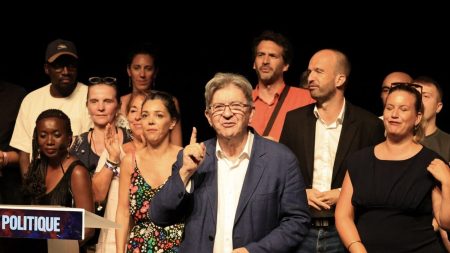 Réactions politiques à l’éventuel gouvernement Lucie Castets sans LFI, proposé par Mélenchon Nouveau Premier ministre : comment la classe politique réagit à l'hypothèse d'un gouvernement Lucie Castets sans LFI, évoquée par Jean-Luc Mélenchon