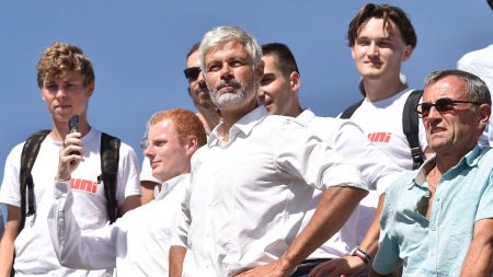 Une rentrée moins discrète que d'habitude pour Laurent Wauquiez, avec des dossiers épineux

          Cette année, Laurent Wauquiez fera sa rentrée dimanche 25 août au Mont Mézenc, en tant que patron du groupe de la Droite Républicaine à l'Assemblée, avec son homologue au Sénat à ses côtés.