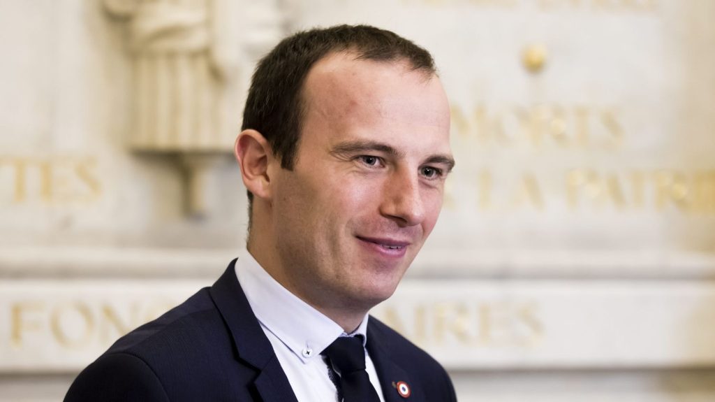 Réunion à l'Élysée du 23 août : "On ne souhaite pas participer à une coalition", rappelle un député Les Républicains