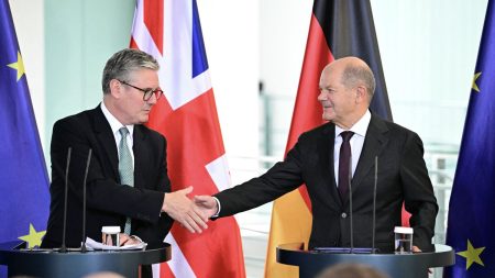 Royaume-Uni : le Premier ministre Keir Starmer, en visite en Allemagne et en France, souhaite se rapprocher de l'UE

          Le nouveau Premier ministre Keir Starmer s'est rendu mercredi à Berlin puis à Paris. Il souhaite regagner la confiance de ses alliés européens, après une période difficile. Cela passera par des échanges commerciaux, mais aussi par la défense.