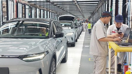 Taxe européenne sur les voitures électriques chinoises : "L'Europe est un peu l'idiot du village", selon un expert des transports