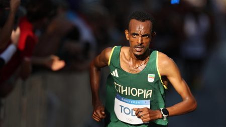 Tola, le garçon qui fête son anniversaire, remporte le marathon olympique masculin