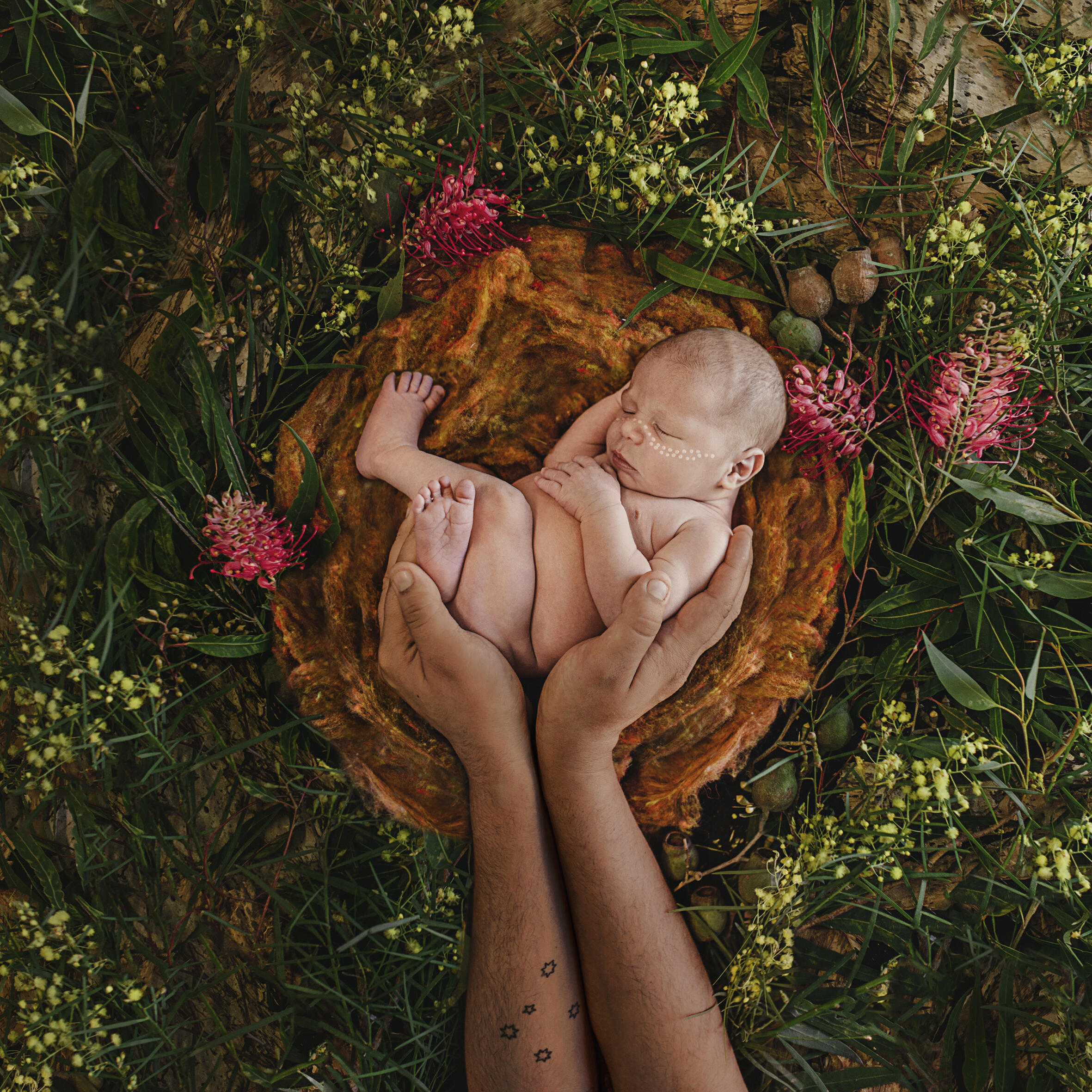 Une image de la série « Birthing on Country » du photographe australien autochtone Bobbi Lockyer, qui a été invité au Festival photo de La Gacilly 2024 en Bretagne, en France.