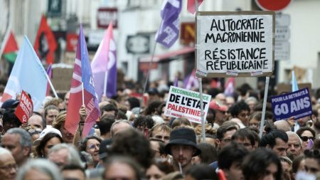 Manifestation contre Emmanuel Macron : dans le cortège parisien, les électeurs de gauche dénoncent une "trahison démocratique" après la nomination de Michel Barnier