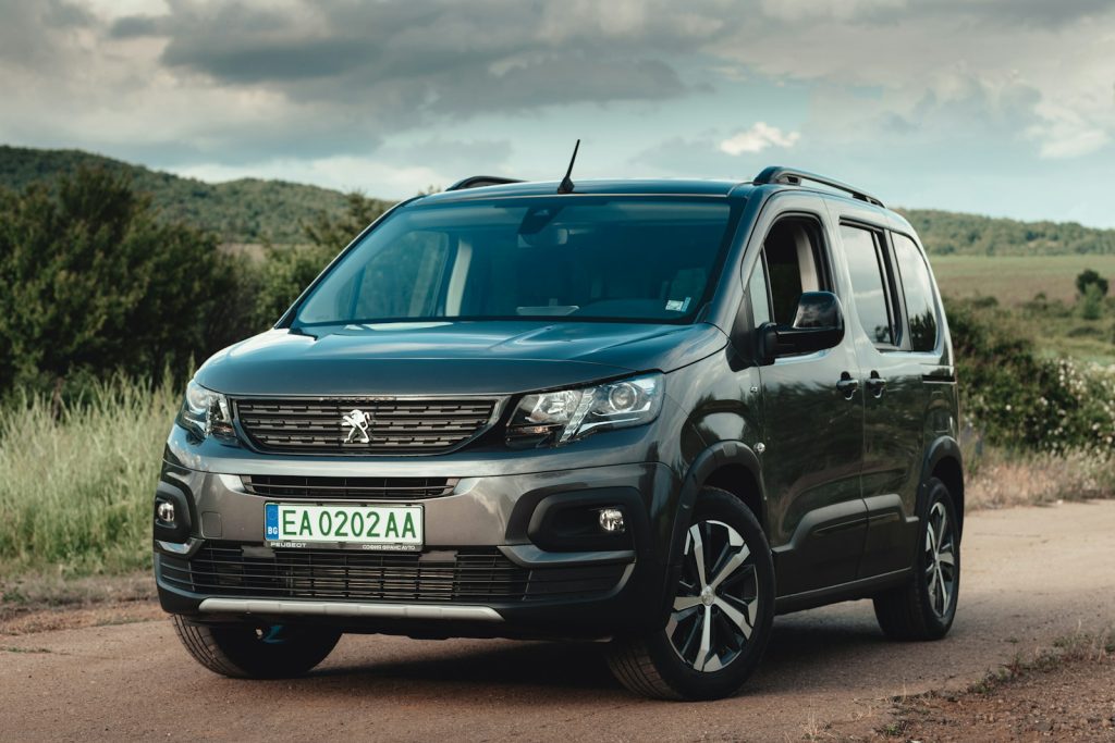 Peugeot vs Renault : une comparaison complète entre deux géants automobiles français