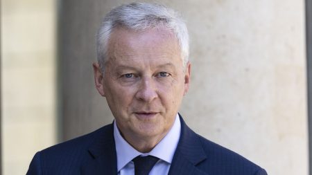 Changement de gouvernement : le ministre de l'Économie, Bruno Le Maire, fait les choses en grand pour son départ de Bercy

          Michel Barnier promet un gouvernement pour la semaine prochaine. Les derniers jours se profilent donc pour les actuels ministres. Beaucoup aimeraient rester mais certains sont pressés de partir, comme Bruno Le Maire qui organise jeudi matin son "discours de remerciements".