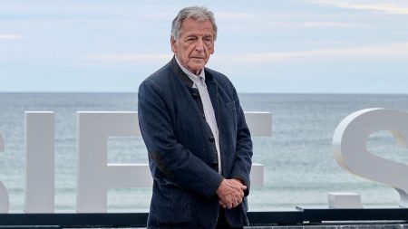 "L'essentiel, c'est de partir dans la dignité pour soi-même et pour ceux qui restent" : Costa-Gavras réclame du "courage" politique pour "aider à mourir"