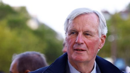 Déclaration de politique générale de Michel Barnier : le bloc central attend le Premier ministre de pied ferme
          Michel Barnier termine d'écrire sa déclaration de politique générale qu'il prononcera mardi à l'Assemblée nationale. Sans aller jusqu'à la censure, les macronistes et leurs alliés réclament des garanties.