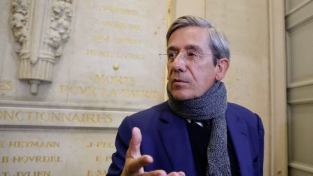 Déficit budgétaire : "L'effort principal doit porter sur la réduction de la dépense et non pas sur les recettes", soutient le rapporteur général du budget
          Charles de Courson, rapporteur général du budget, estime lundi, que des mesures fiscales concentrées sur les très hauts revenus, ne rapporterons que "quelques centaines de millions". Il plaide pour "des économies sur les dépenses".