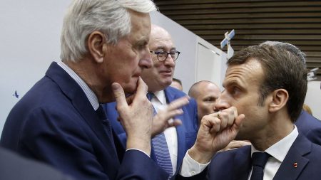 Appel à la destitution d'Emmanuel Macron : l'Assemblée nationale va-t-elle faire "payer ses hésitations" au président de la République ?

          Qu'importe l'arrivée de Michel Barnier à Matignon, LFI continue d'appeler à la destitution d'Emmanuel Macron. La procédure est lancée, et risque d'être plus préoccupante que prévu pour le chef de l'État.