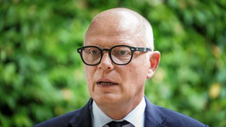 Édouard Philippe, candidat à la présidentielle 2027, déjà critiqué pour son « timing surprenant » "Timing surprenant", "une insulte", "il ne pense qu'à lui"... À peine déclaré candidat à la présidentielle de 2027, Édouard Philippe déjà vivement critiqué