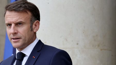 Emmanuel Macron annonce à Gérard Larcher le nom du nouveau Premier ministre Quand Emmanuel Macron appelait Gérard Larcher pour lui annoncer le nom du nouveau Premier ministre