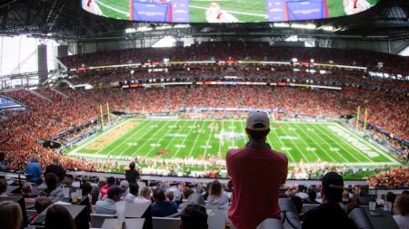 États-Unis : "Cosm", des sports bars pour regarder des matchs de foot comme à la géode
          Un écran géant à 180 degrés, dans un dôme à trois étages, pour assister à un match de football américain en immersion totale, comme si on était dans un stade. C'est le nouveau concept de divertissement qui se développe outre-Atlantique.